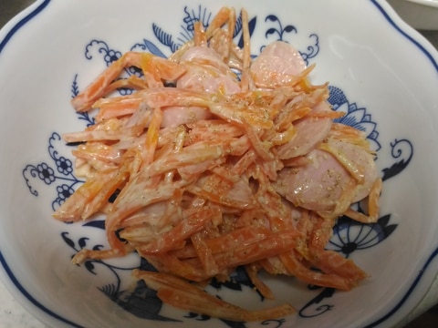 人参と魚肉ソーセージの胡麻マヨ